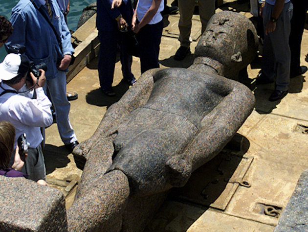 تمثال عملاق استُرد من مدينة «هرقليون Heracleion» القديمة. (رويترز)